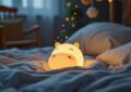 découvrez la veilleuse bébé rechargeable hippopotame, votre allié idéal pour apaiser les angoisses nocturnes de votre enfant. avec son design doux et ses lumières apaisantes, elle crée une ambiance sereine pour des nuits paisibles.